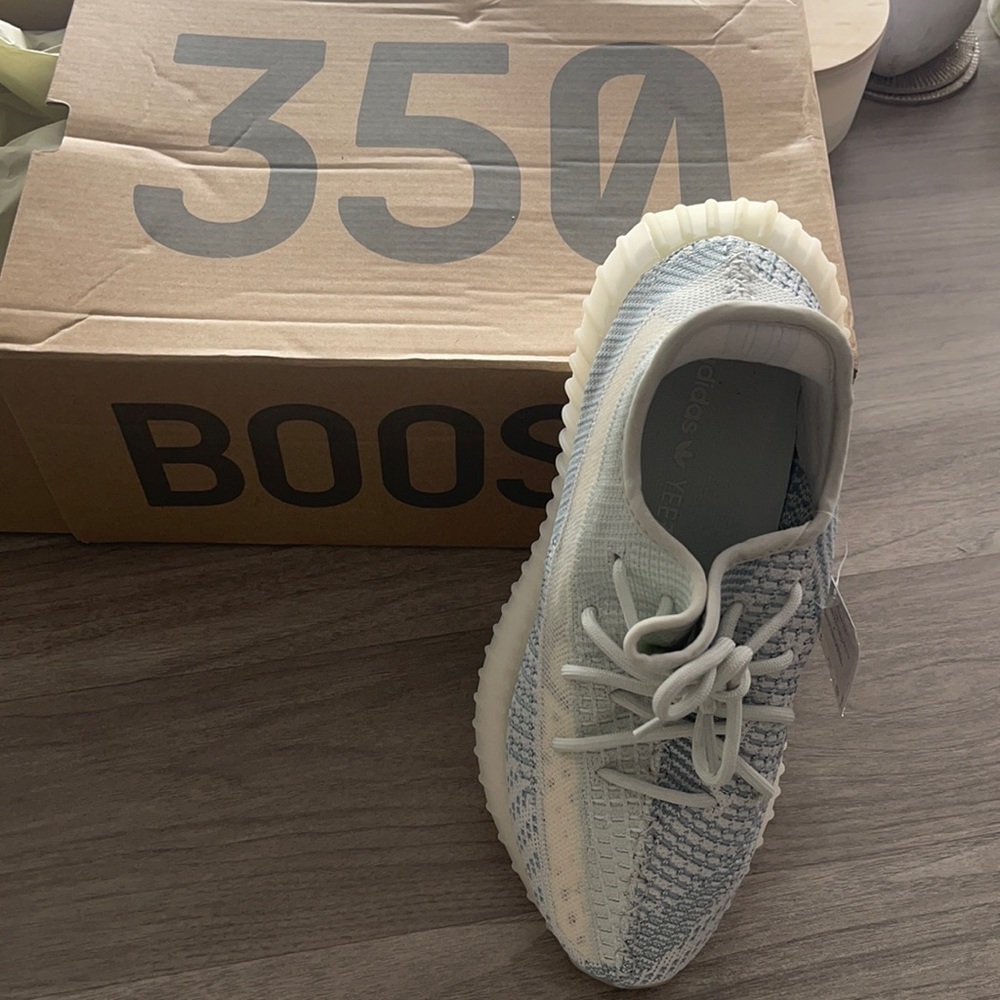 Size 9 cloud brand new yeezys